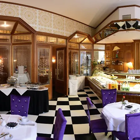 Alexandra Hotel 4*